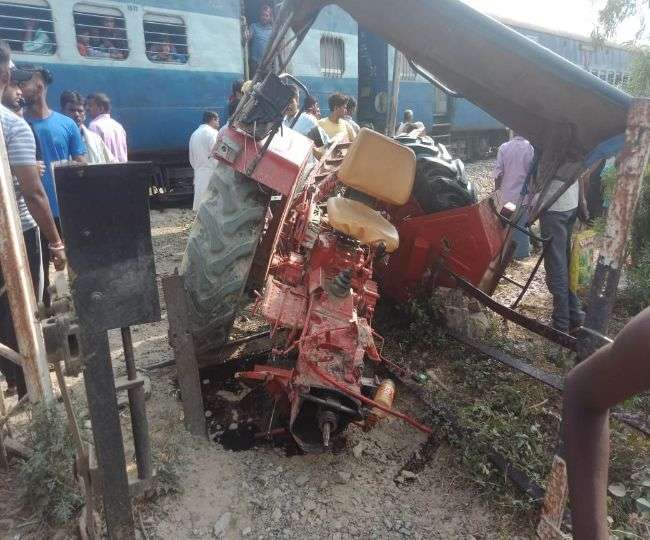 Photo of जलियांवाला बाग एक्सप्रेस से एक ट्रैक्टर ट्रॉली टकराने से ड्राइवर समेत तीन लोग हुए घायल