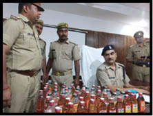 Photo of बाराबंकी व सीतापुर में शराब कांड के बाद,पुलिस ने देशी शराब की दुकान पर छापा मारकर 128 शीशी नकली शराब बरामद की