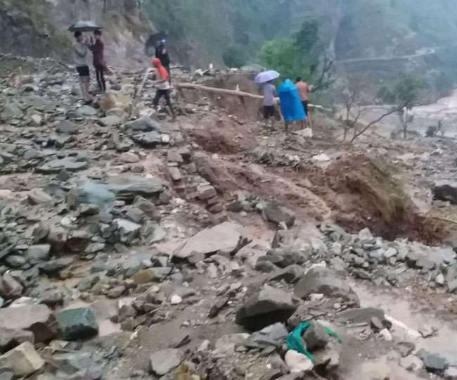 Photo of चमोली और अल्मोड़ा जिले में बादल फटने से काफी हुआ नुकसान, मलबे की चपेट में आने से एक की मौत; एक लापता