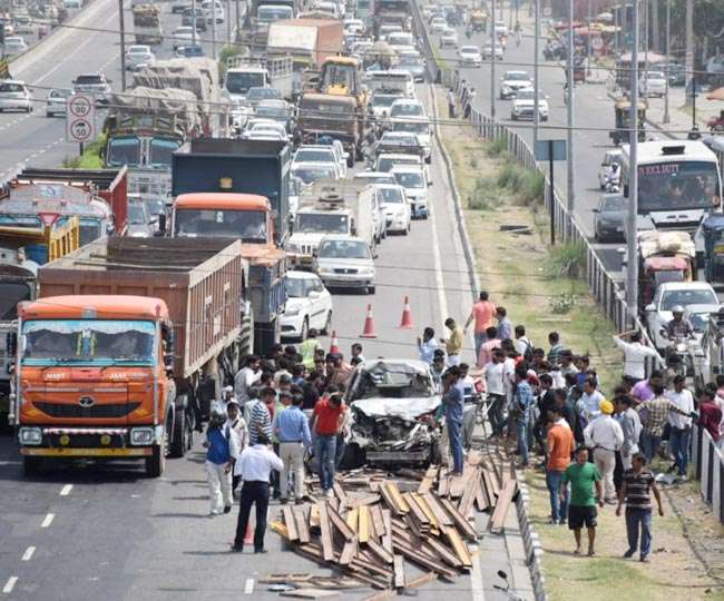 Photo of दिल्ली-चंडीगढ़ नेशनल हाईवे पर हुआ दर्दनाक हादसा, चलती कार पर गिरी मौत, कट गई गर्दन