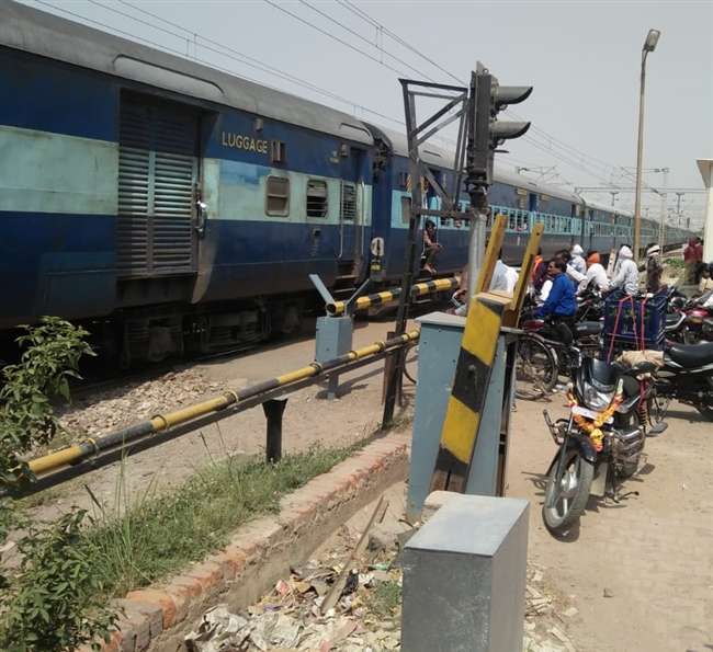 Photo of कंचौसी रेलवे स्टेशन पर क्रासिंग में आई खराबी से, रेल प्रशासन में मचा हड़कंप, खड़ी हो गईं ट्रेनें, जाने पूरी वजह….