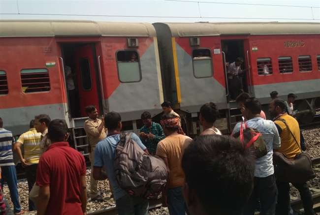 Photo of पवन एक्सप्रेस 100 किमी प्रति घंटे की रफ्तार में थी ट्रेन, दहशत में चलती गाड़ी से ही कूदे तमाम यात्री