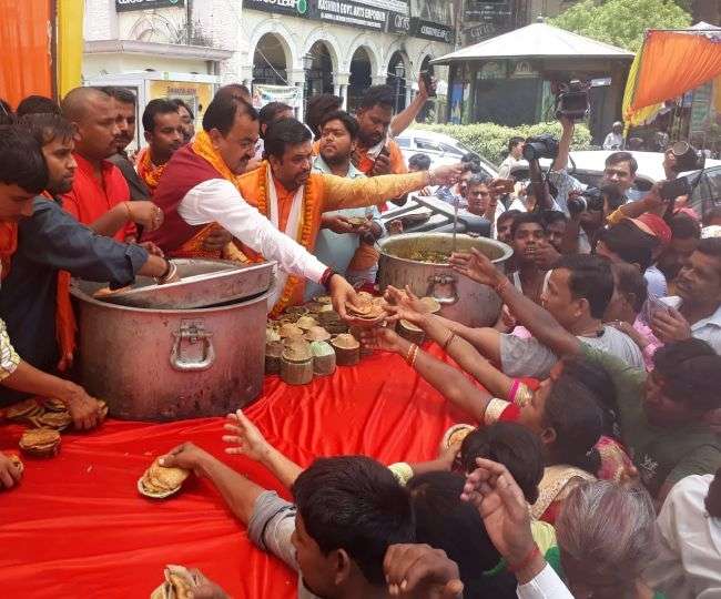 Photo of हजरतगंज स्थित हनुमान मंदिर के पास लगे भंडारे में उप CM केशव प्रसाद मौर्य पहुंचे और खुद वितरित किया प्रसाद