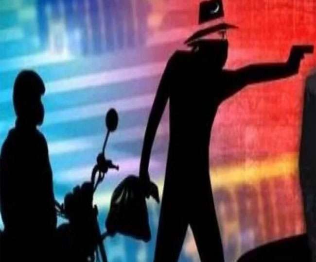 Photo of तीन व्यक्तियों ने नकद प्रबंध कंपनी के दो कर्मियों से 16 लाख रुपये लिये लूट…