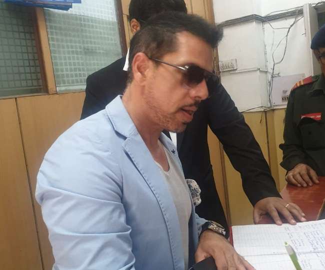 Photo of रॉबर्ट वाड्रा ED के सामने पहुंचे, मनी लॉन्ड्रिंग से जुड़े मामले में होगी पूछताछ