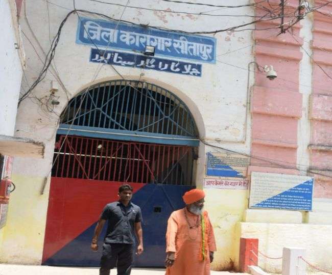 Photo of साक्षी महाराज ने सीतापुर जेल में रेप के आरोपी बीजेपी विधायक कुलदीप सेंगर से मुलाकात की…