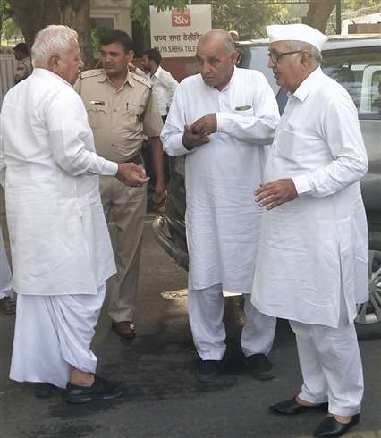 Photo of हरियाणा कांग्रेस में अब चौेधर के लिए खींचतान के बीच अब अपशब्‍द पर बवाल, विधायक जयतीर्थ का तंवर के खिलाफ मोर्चा