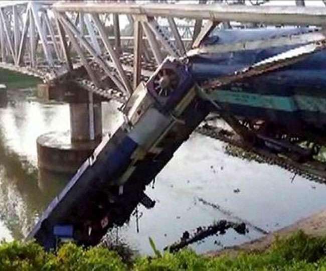 Photo of ट्रेन पटरी से उतरकर नदी में गिर गई, फिर जो हुआ जान कर आप भी कांप जाएंगे….
