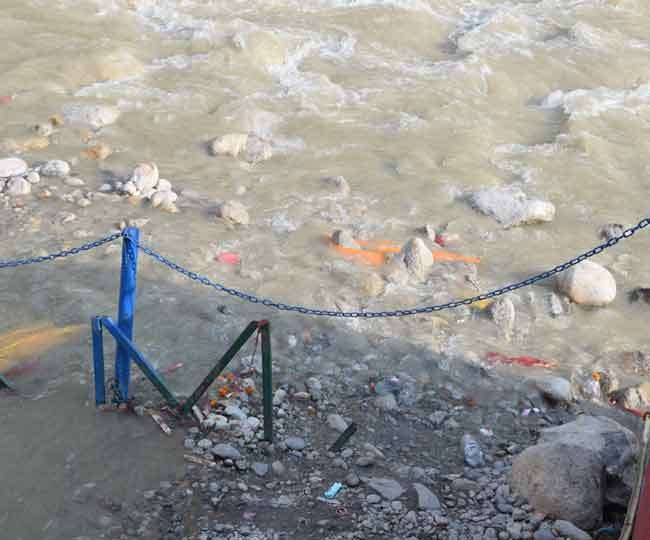 Photo of भागीरथी के घाट और तटों पर गंदगी की ढेर, नहीं है प्रबंधन की व्यवस्था