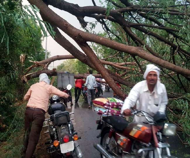 Photo of UP में विभिन्न जिलों में आंधी-बारिश और ओलावृष्टि से हुआ काफी नुकसान, 14 लोगों की मौत