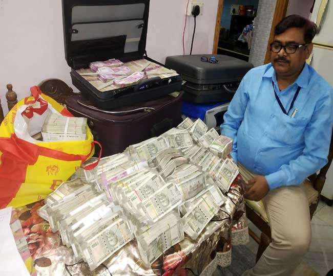 Photo of निगरानी की टीम ने पटना में पथ निर्माण विभाग के इंजीनियर के घर पर छापेमारी कर घूस लेते  किया गिरफ्तार