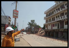 Photo of सुबह जेसीबी मशीन खराब हो जाने के कारण मजदूरों ने चलाया हथौड़ा, दोपहर बाद पोकलैंड