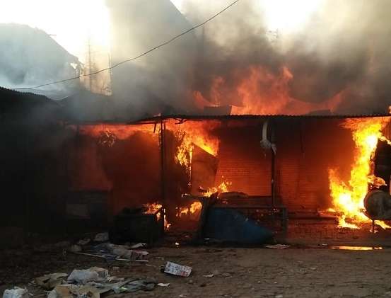 Photo of फायर ब्रिगेड देर से पहुंचने पर लोगों ने हंगामा किया विधायक और भाजपा नेता ने दी आर्थिक मदद