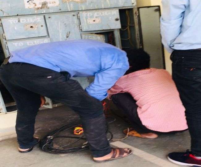 Photo of काउंसिलिंग के दौरान अचानक बिजली गुल होने से, दो घंटे तक भीषण गर्मी से जूझते रहे अभ्यर्थी