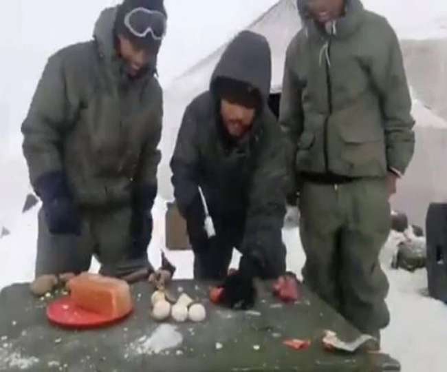 Photo of सियाचिन में तापमान माइनस में पहुंच गया है, इसी बीच सेना के जवानों का एक वीडियो  हो रहा है वायरल