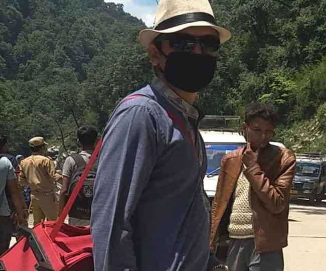 Photo of आम यात्री की तरह गौरीकुंड पहुंचे DM, अव्यवस्थाओं को लेकर उनका गुस्सा सातवें आसमान….