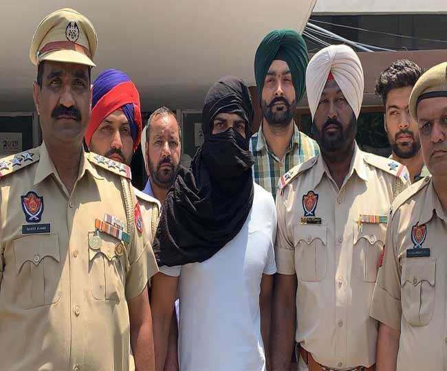 Photo of हरियाणा का कुख्‍यात गैंगस्‍टर अक्षय पंजाब के रूपनगर में पुलिस मुठभेड़ के दौरान पकड़ा गया, 15 हत्‍याओं का है आरोप