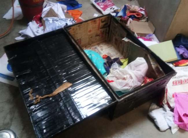 Photo of एक वर्षीय पुत्र के साथ छत पर सो रही सैनिक की पत्नी कमरे में सो रहे छह वर्षीय पुत्र को भी कोई दवा पिलाकर किया बेहोश