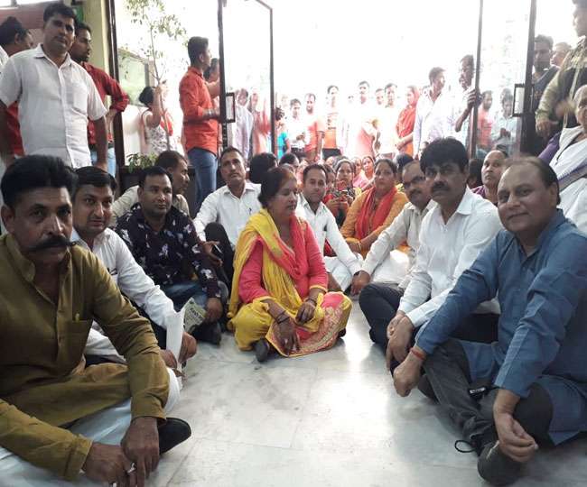 Photo of गाजियाबाद में मांगों को लेकर धरने पर बैठी महिला पार्षद ने आत्महत्या की कोशिश की