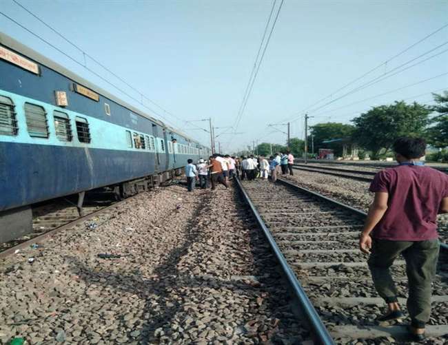 Photo of दिल्ली-हावड़ा रेल मार्ग पर आज सुबह बड़ा हादसे में कौशांबी के चार लोगों की मौत, सीएम योगी आदित्यनाथ दुखी