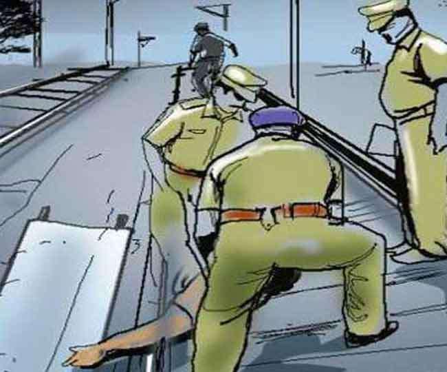 Photo of बलिया-छपरा रेल खंड पर सियालदह एक्सप्रेस की चपेट में अाने से तीन युवकों की ट्रेन से कटकर मौत