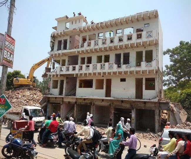 Photo of पहले दिन होटल जेसीबी से नहीं टूट सका जिसके बाद पोकलैंड मशीन ने होटल को ढहाने की मुहिम की शुरू