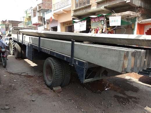 Photo of बिजली के पोल लेकर जा रहे ट्रैक्टर ट्राली के क्रासिंग पर फंसने के कारण ट्रेनों को रोका गया