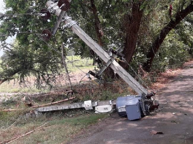 Photo of आंधी से बिजली विभाग को भारी नुकसान, 200 खंभों के टूटकर गिरने से, उपभोक्ताओं की बत्ती गुल