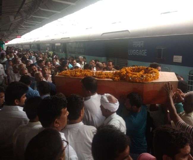 Photo of महामंत्री शिवगोपाल मिश्रा की पत्नी श्रीमती प्रभावती देवी और पौत्री इरीशा का आज लखनऊ में अंतिम संस्‍कार