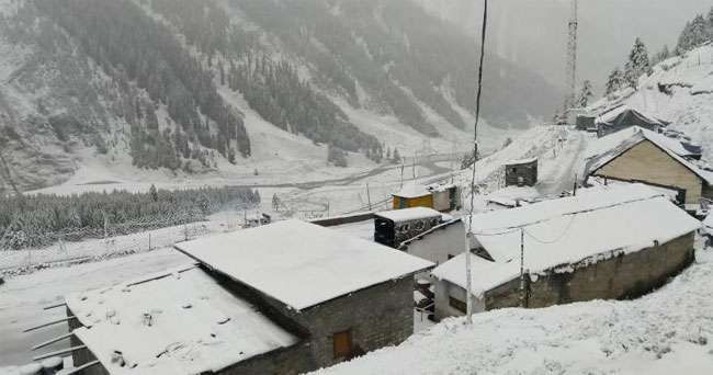 Photo of मौसम ऐसा बदला मिजाज, पर्यटकों ने जून की बर्फबारी के बीच ली सेल्फी…