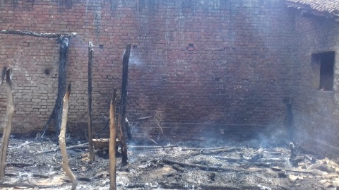 Photo of जमीन विवाद में दो पक्षों में जमकर चलीं लाठियां, एक-दूसरे के छप्पर में आग भी लगा दी