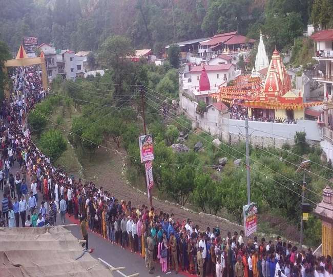 Photo of देश ही नहीं विदेशों से भी बाबा नीम करौली के धाम पर उमड़ा भक्तो का सैलाब, सुबह लंबी लग गईं कतार