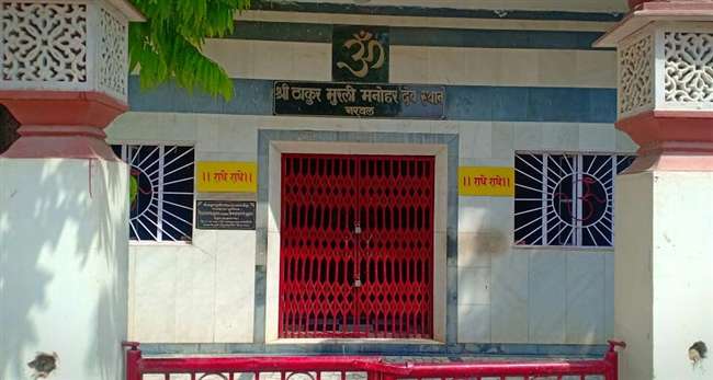 Photo of प्रसाद चढ़ाने के बहाने मंदिर आए दो युवक पुजारी के सामने ही उठा ले गए भगवान कृष्ण की अष्टधातु की मूर्ति