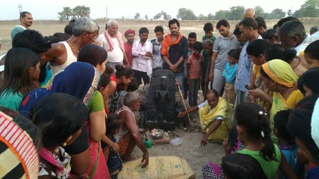 Photo of सूर्यगढ़ा में पोखर से मिलीं देवी की खण्डित मूर्ति