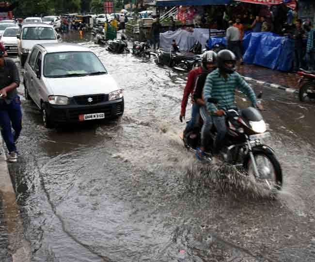 Photo of दून में झमा-झम बारिश ने एक तरफ लोगों को गर्मी से दी राहत, तो दूसरी तरफ ताल-तलैया में तब्दील हुआ शहर