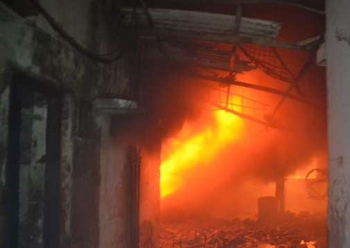 Photo of एक इंक फैक्ट्री में भीषण आग, धमाके के साथ केमिकल से भरे ड्रम फटने से उस समय लोगो में फैल गई दहशत