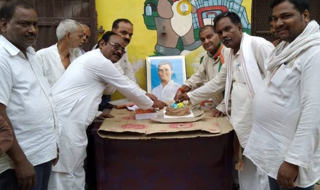Photo of कांग्रेस कमेटी के अध्यक्ष राहुल गांधी का 49वां जन्मदिन पर काटा केक, बांटी मिठाई