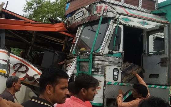 Photo of फतेहपुर-जहानाबाद मार्ग पर बस और ट्रक की भिड़ंत, 7 लोगों की मौत, 25 से अधिक यात्री घायल