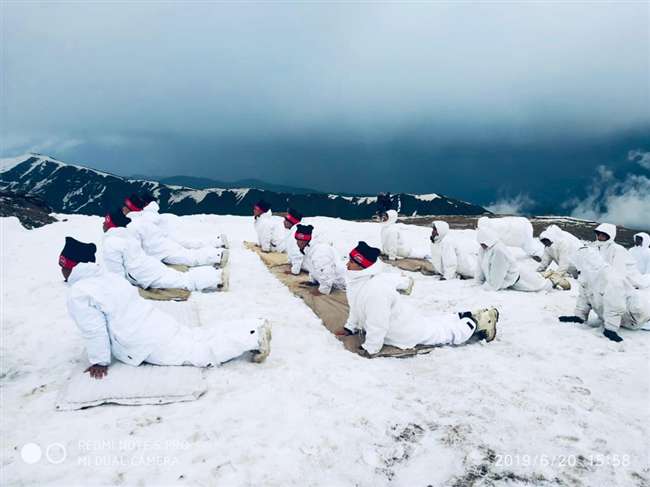Photo of बर्फीली चोटियों से लेकर जम्मू के मैदानी इलाकों में सेना के जवानों से लेकर आम आदमी ने अंतर्राष्ट्रीय योग दिवस मनाया….