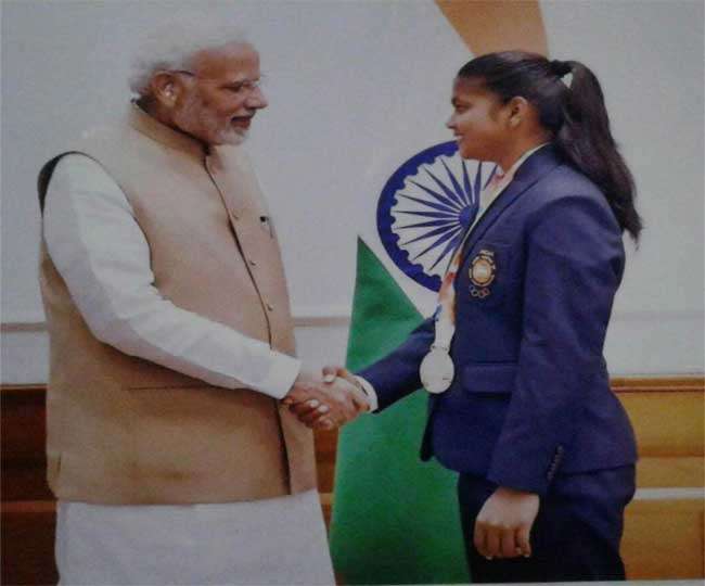 Photo of पढ़े संघर्ष और हौसले की अनोखी कहानी, पिता जिस ग्राउंड में करता था सफाई का काम, बेटी वहीं से बनी स्‍टार
