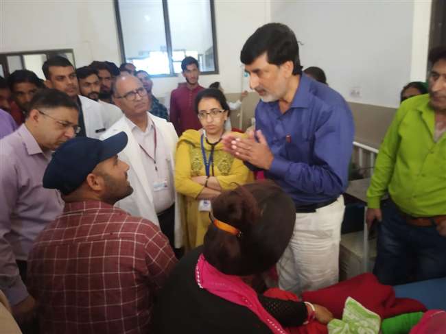 Photo of जम्मू संभाग के जिला किश्तवाड़ में एक सड़क दुर्घटना में 18 यात्रियों के घायल, डीसी अस्पताल में घायलों से मिले