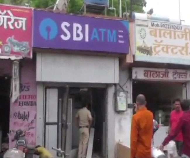 Photo of महाराष्ट्र के पुणे में बदमाश उखाड़ कर ले गए ATM, CCTV में कैद हुई घटना