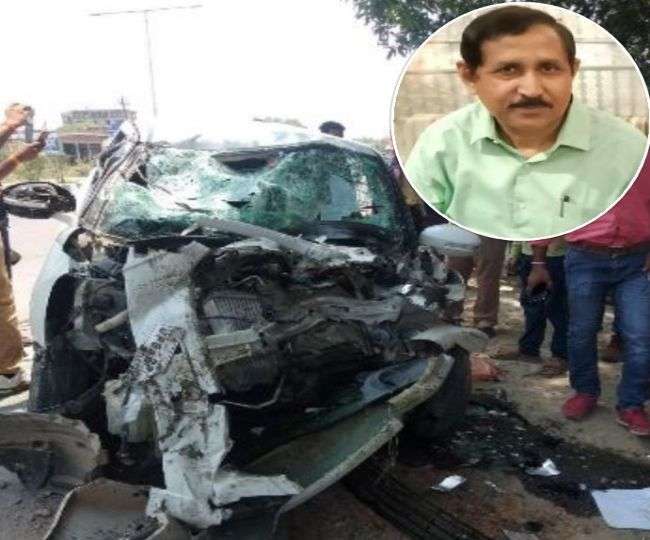Photo of हाईवे पर एक खड़े ट्रक से टकराई कार UPRNN बनारस के जीएम की मौत, पत्‍नी की हालत गंभीर…