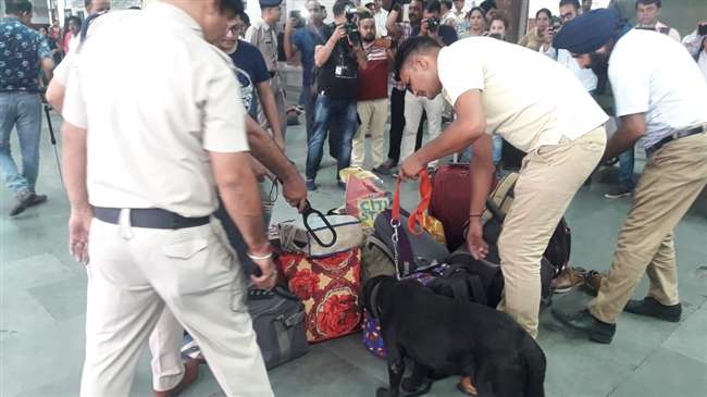 Photo of पुलिस की इस कार्रवाई ने स्टेशन परिसर में मौजूद लोगों को डाल दिया दहशत में….