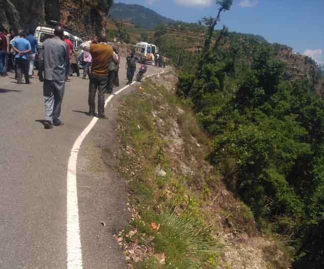 Photo of उत्तरकाशी मार्ग पर कार के तीन सौ मीटर गहरी खाई में गिरने से एक परिवार के चार बच्चों सहित दो महिलाओं की मौत