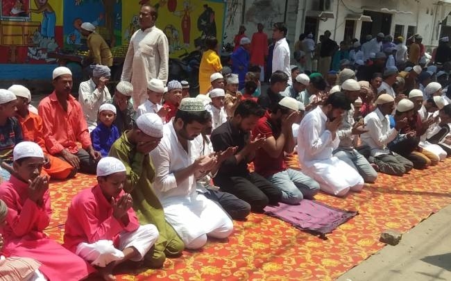 Photo of रमजान के अंतिम शुक्रवार को कड़ी सुरक्षा के बीच अलविदा की नमाज हुई