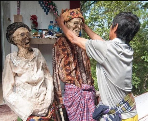 Photo of ये अजीबोगरीब परंपराएं होश उड़ा देंगी आपके, यहां तो गिद्धों को खिला दिया जाता है शव