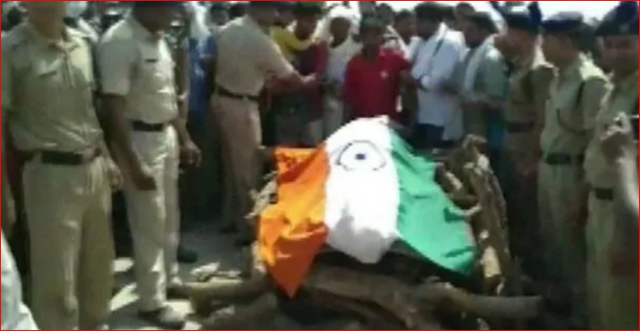 Photo of J&K: अनंतनाग में हुए आतंकी हमले में शहीद CRPF जवानों का आज हुआ अंतिम संस्कार…