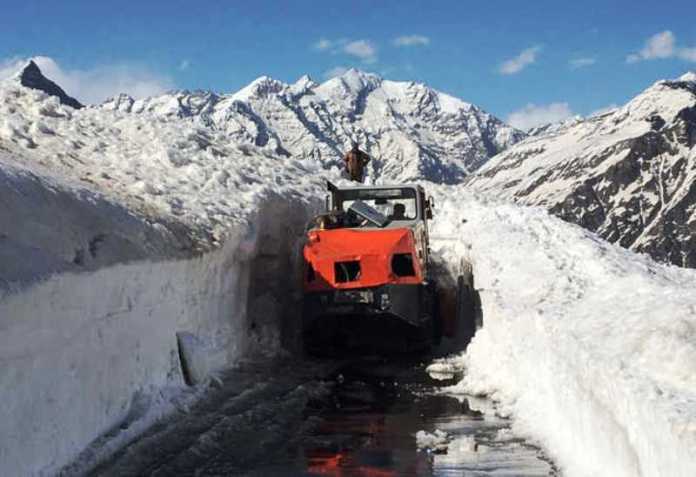 Photo of पर्यटकों के लिए खुला रोहतांग पास,बस से भी अधिक ऊंचाई तक जमी है बर्फ