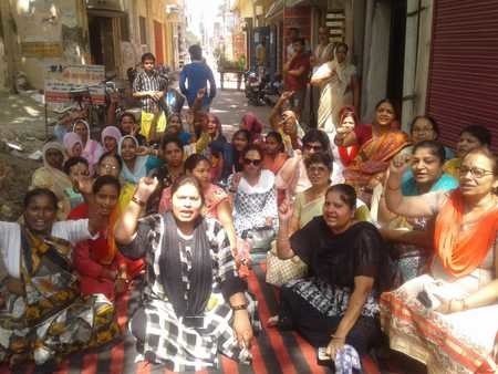 Photo of महिलाओं ने संभल में धर्मस्थल में अवैध निर्माण का किया विरोध